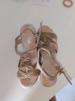 Sandalias de tacón beige y marrón.