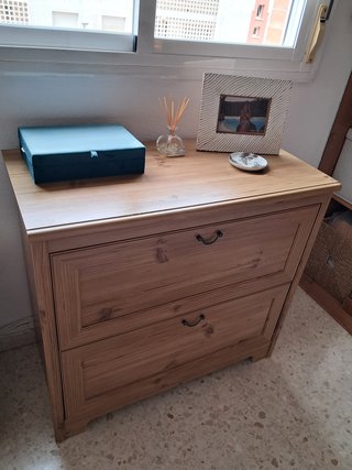 Cómoda de madera con 2 cajones