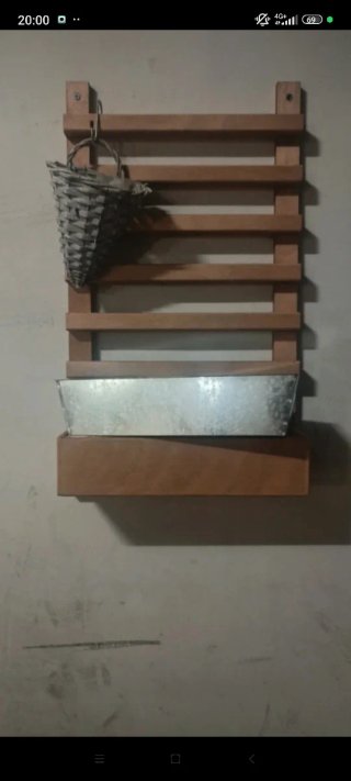 Fioriera da parete in legno e metallo