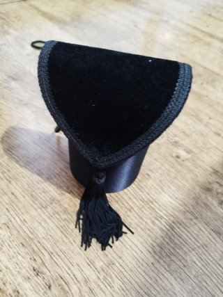Bolso de raso y terciopelo negro con cordón
