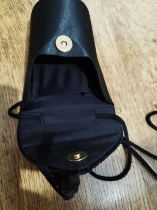 Bolso de raso y terciopelo negro con cordón
