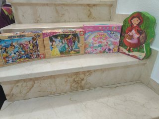 Conjunto de juguetes , muñecas y puzzles