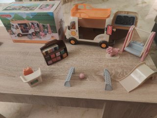 Conjunto de juguetes , muñecas y puzzles