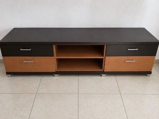 Mueble de salón negro y madera