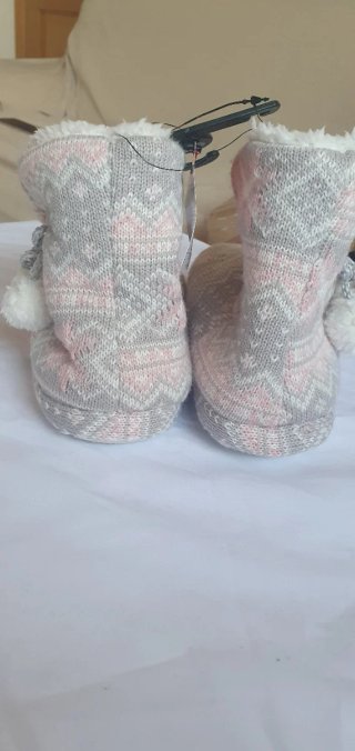 Zapatillas de casa grises y rosas