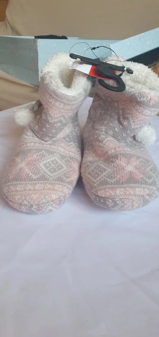 Zapatillas de casa grises y rosas
