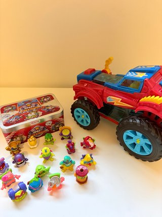 Coche y caja con personajes