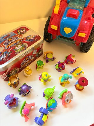 Coche y caja con personajes