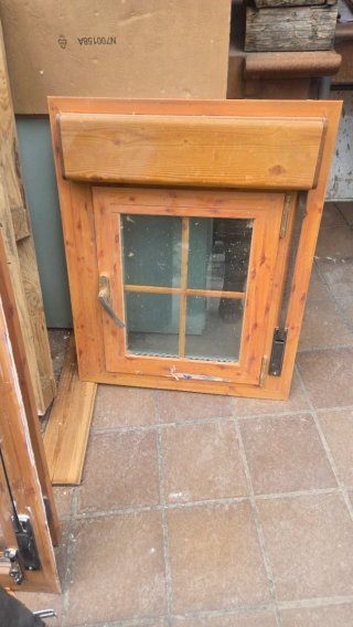 Ventana de aluminio color roble con barrotillo