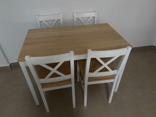 Mesa y 4 Sillas Madera Pino y Blancas
