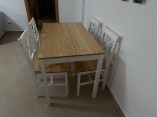 Mesa y 4 Sillas Madera Pino y Blancas