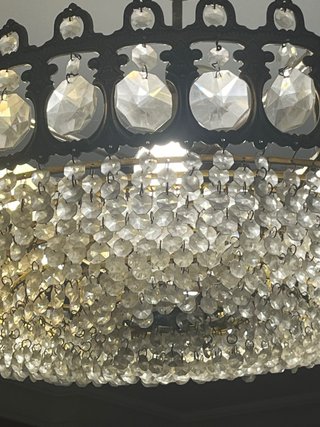 Lámpara de araña de cristal y metal