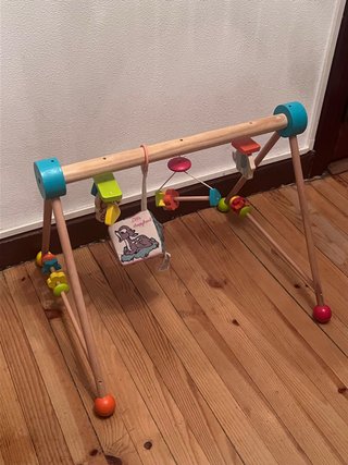 Gimnasio de madera para bebé