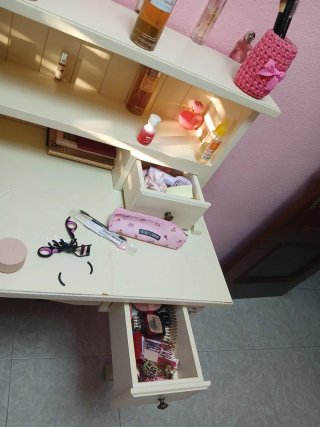 Tocador de maquillaje blanco y rosa