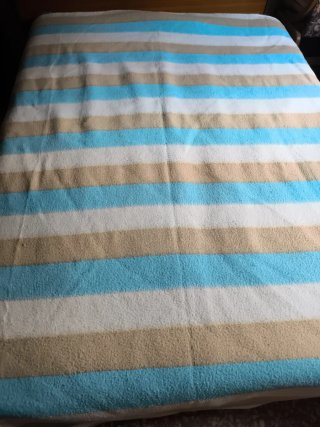 Manta rayas azul, beige y blanco