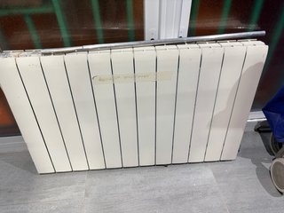 Radiador blanco y plateado 12 modulos