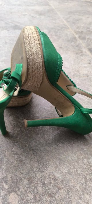 Sandalias MOOMBASA verdes tacón
