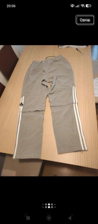 Pantalón Adidas gris con rayas blancas