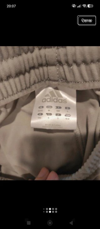 Pantalón Adidas gris con rayas blancas
