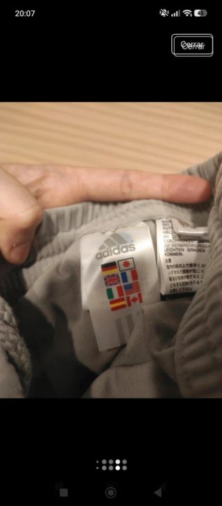Pantalón Adidas gris con rayas blancas