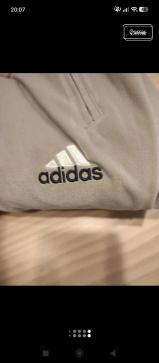 Pantalón Adidas gris con rayas blancas