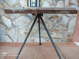 Tavolino in legno e metallo per giardino