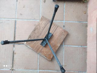 Tavolino in legno e metallo per giardino