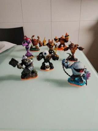 Skylanders Giants: Juego + Portal + 16 Figuras
