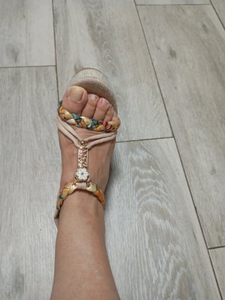 Sandalias beige y multicolor