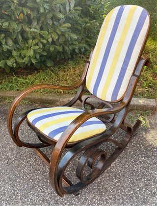 Sedia a dondolo Thonet in legno