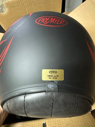 Casco Premier Negro con Diseño de Llamas