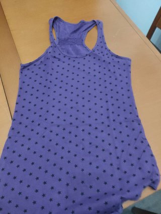 Camiseta morada con estrellas