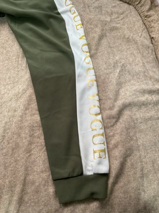 Pantalón chándal verde con rayas laterales