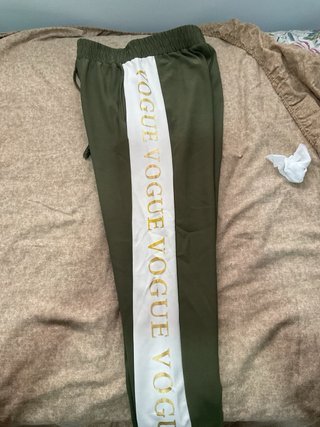 Pantalón chándal verde con rayas laterales