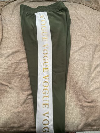 Pantalón chándal verde con rayas laterales
