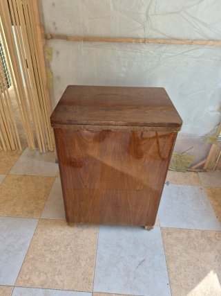 Máquina de coser antigua de madera y metal