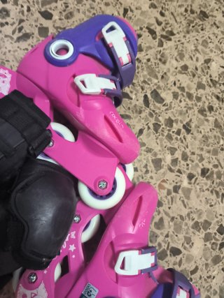 Patines Decathlon rosas y protecciones