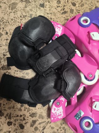 Patines Decathlon rosas y protecciones