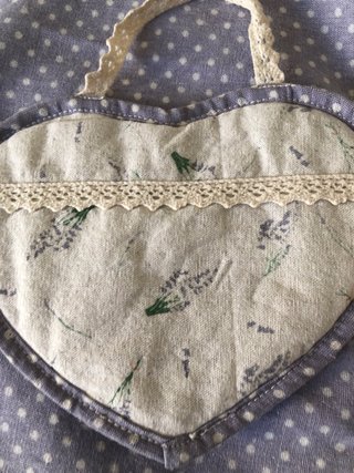 Camino de mesa y corazón decorativo