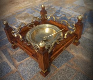 Brasero antiguo madera y dorados