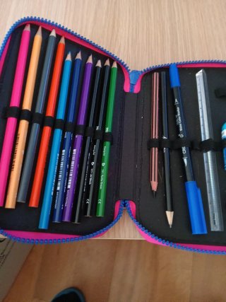 Estuche escolar con círculos de colores