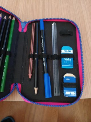 Estuche escolar con círculos de colores