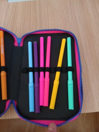 Estuche escolar con círculos de colores