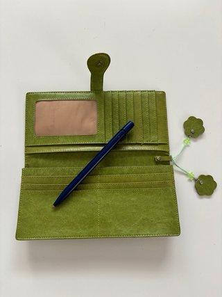 Cartera verde con flores