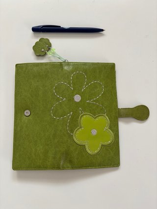 Cartera verde con flores