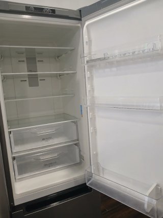 Frigorífico moderno gris de marca INDESIT