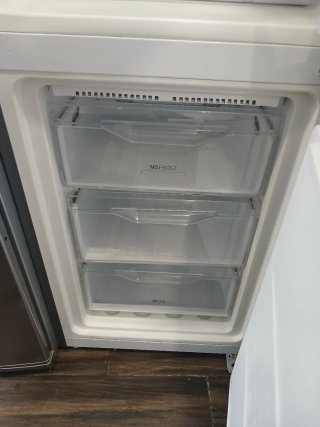 Frigorífico moderno gris de marca INDESIT