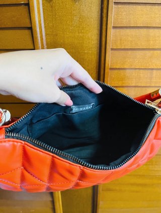 Bolso de hombro naranja acolchado como nueva