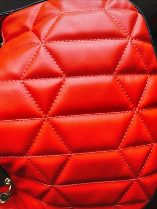 Bolso de hombro naranja acolchado como nueva