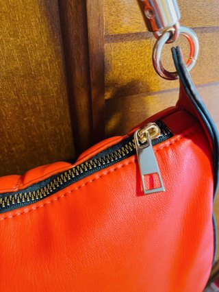 Bolso de hombro naranja acolchado como nueva